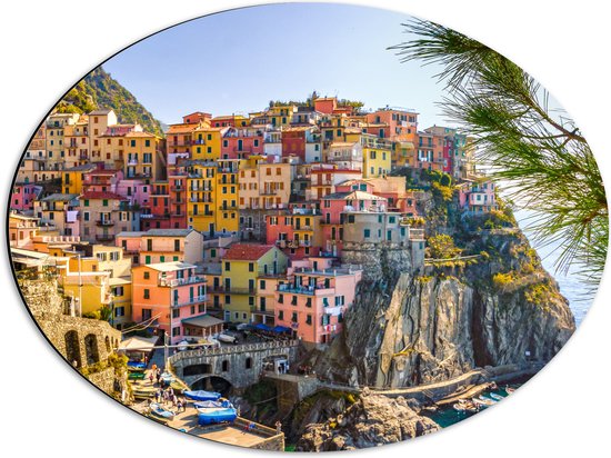 WallClassics - Dibond Ovaal - Gekleurde Huizen op de Berg - Italië - 56x42 cm Foto op Ovaal (Met Ophangsysteem)