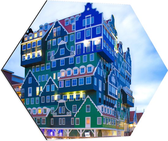 WallClassics - Dibond Hexagon - Groen met Blauwe Huizen op elkaar - Zaandam - 80x69.6 cm Foto op Hexagon (Met Ophangsysteem)