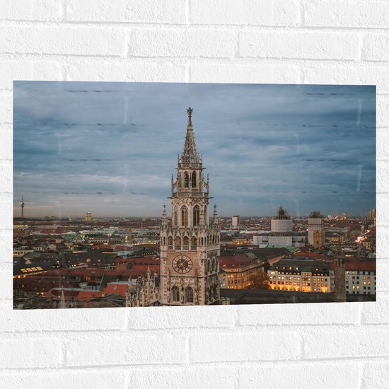 WallClassics - Muursticker - Bovenkant van het Stadhuis New Town Hall - 75x50 cm Foto op Muursticker