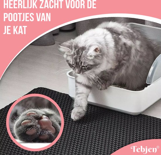 Zwarte kattenbakmat met honingraatpatroon. Een kat stapt uit de kattenbak op de mat.