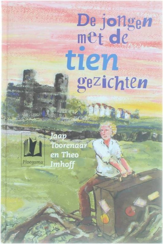 Een jongen met blond haar trekt een oude koffer voor een kasteelruïne en huizen onder een roze lucht.