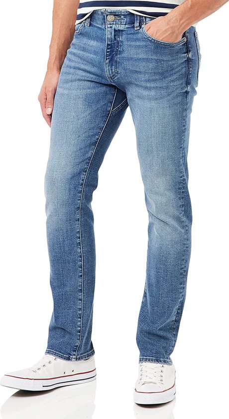 Man in een gestreepte blauw-witte T-shirt en een lichtblauwe Lee jeans, gedetailleerde voorkant.
