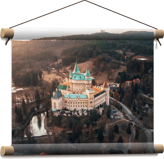 WallClassics - Textielposter - Kasteel Bojnice tussen de Bomen - Slowakije - 40x30 cm Foto op Textiel