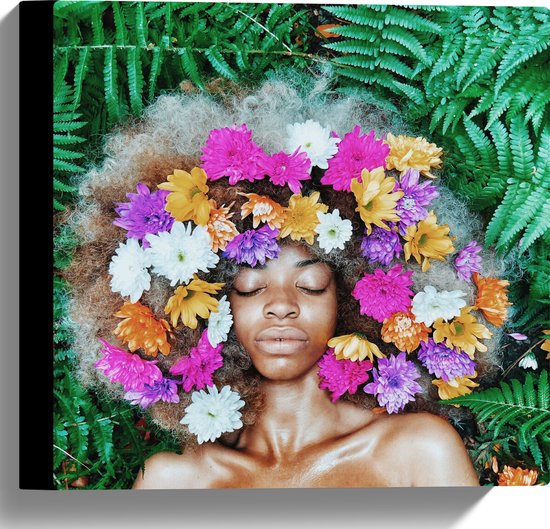 Canvas - Vrouw met Afrokapsel vol Bloemen tussen Varen Planten - 30x30 cm Foto op Canvas Schilderij (Wanddecoratie op Canvas)
