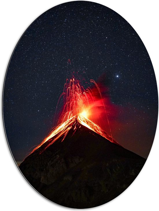 Dibond Ovaal - Vooraanzicht van Vuurspuwende Vulkaan onder Sterrenhemel - 60x80 cm Foto op Ovaal (Met Ophangsysteem)