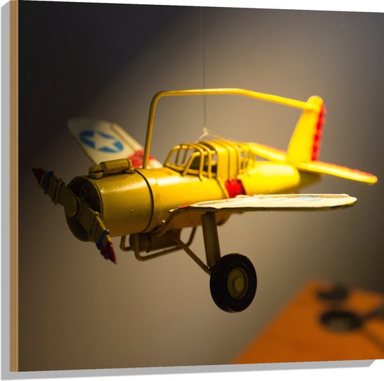 WallClassics - Hout - Geel Kinderspeelgoed Vliegtuigje Zwevend in Kinderkamer - 80x80 cm - 9 mm dik - Foto op Hout (Met Ophangsysteem)