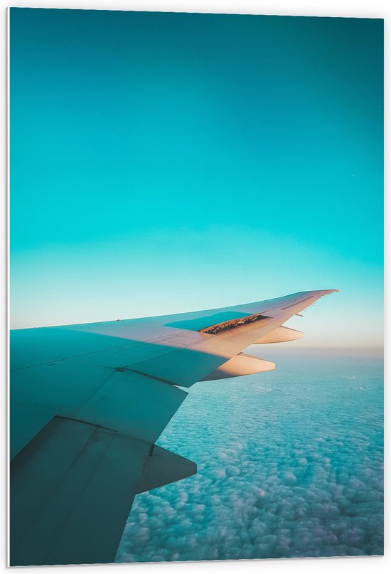 WallClassics - PVC Schuimplaat- Vleugel van Vliegtuig boven Schapenwolkes bij Stralend Blauwe Lucht - 60x90 cm Foto op PVC Schuimplaat