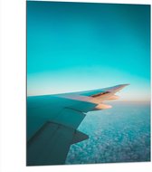 WallClassics - Dibond - Vleugel van Vliegtuig boven Schapenwolkes bij Stralend Blauwe Lucht - 75x100 cm Foto op Aluminium (Wanddecoratie van metaal)