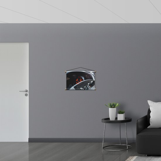 WallClassics - Affiche Textile - Homme avec Masque avec Détails Rouges dans Voiture - 60x40 cm Photo sur Textile
