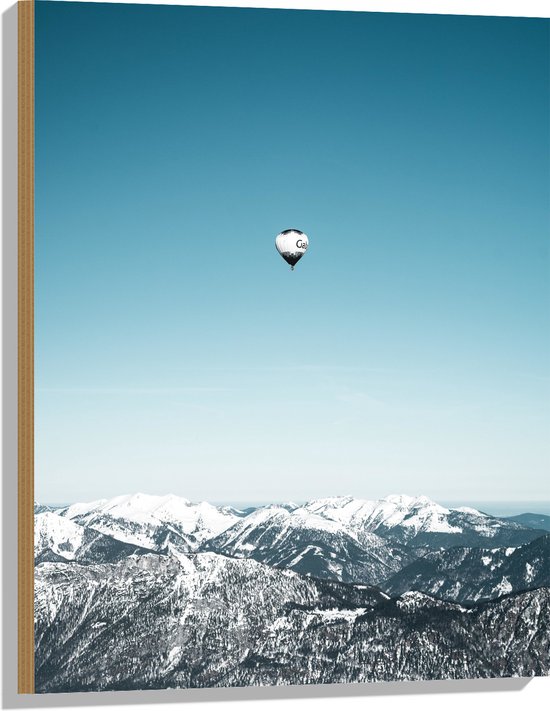 Hout - Zwart met Witte Luchtballon boven Besneeuwde Bergen - 60x80 cm - 9 mm dik - Foto op Hout (Met Ophangsysteem)