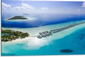 Dibond - Tropisch Resort op Felblauwe Oceaan op de Maledieven - 75x50 cm Foto op Aluminium (Wanddecoratie van metaal)