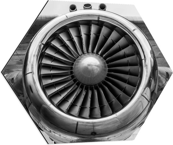 WallClassics - Dibond Hexagon - Vliegtuigmotor in het Zwart Wit - 70x60.9 cm Foto op Hexagon (Met Ophangsysteem)