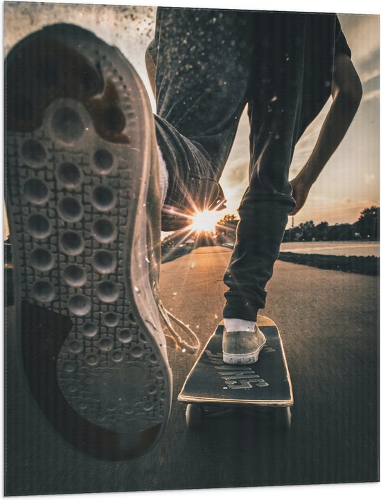 WallClassics - Vlag - Skater in Actie op Skateboard bij Zonsondergang - 75x100 cm Foto op Polyester Vlag