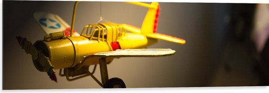 WallClassics - Dibond - Geel Kinderspeelgoed Vliegtuigje Zwevend in Kinderkamer - 120x40 cm Foto op Aluminium (Wanddecoratie van metaal)