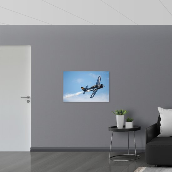 WallClassics - PVC Schuimplaat - Vliegende Blauwe Jachtvliegtuig - 90x60 cm Foto op PVC Schuimplaat (Met Ophangsysteem)