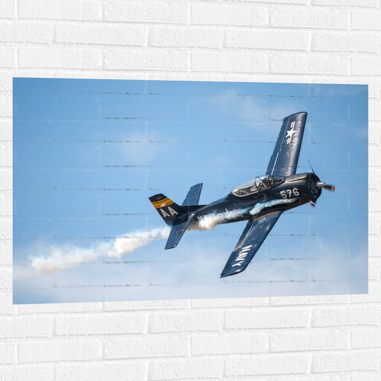 WallClassics - Muursticker - Vliegende Blauwe Jachtvliegtuig - 105x70 cm Foto op Muursticker