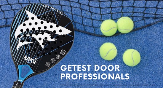 Zwarte padelracket met haai-opdruk op blauw gestreepte achtergrond, padelnet en ballen.