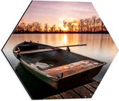 WallClassics - Dibond Hexagon - Veroeste Vissersboot op het Water met Zonsondergang - 40x34.8 cm Foto op Hexagon (Met Ophangsysteem)