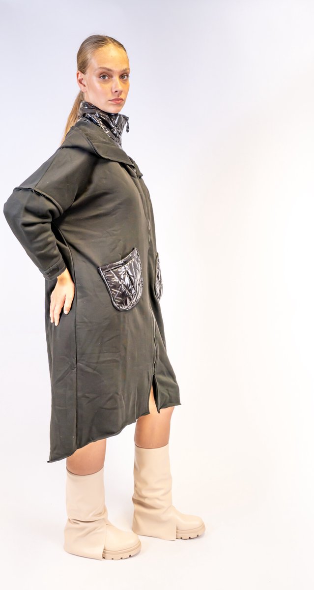 Zwarte vest-jas met gewatteerde hals en zakken - XS Upgrade je wintergarderobe met de zwarte vest-jas, perfect uitgerust met een gewatteerde hals en praktische zakken