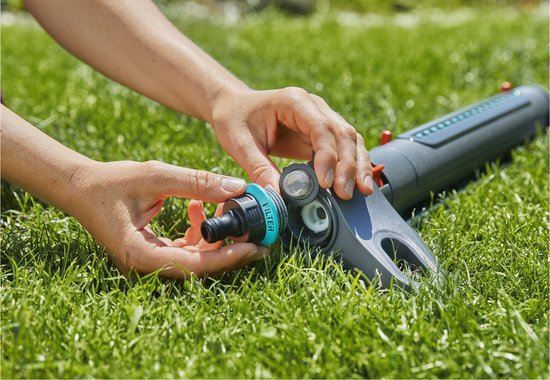 Handen verwijderen en plaatsen het filter van de Gardena zwenksproeier.