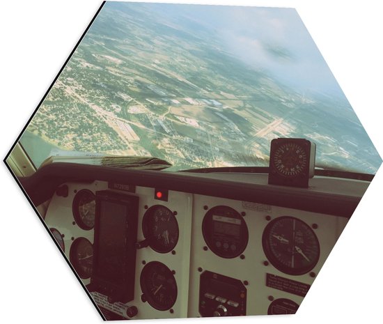WallClassics - Dibond Hexagon - Uitzicht vanuit Cockpit van een Vliegtuig - 50x43.5 cm Foto op Hexagon (Met Ophangsysteem)
