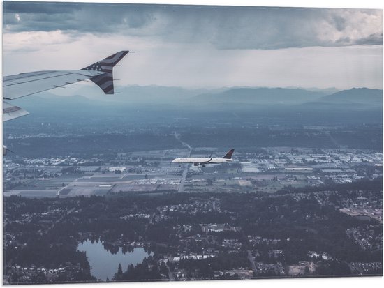 WallClassics - Vlag - Twee Vliegtuigen vlak boven het Land - 80x60 cm Foto op Polyester Vlag