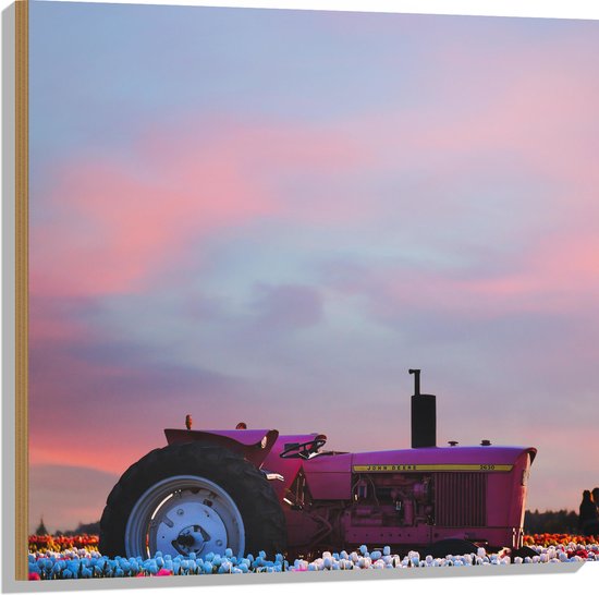 WallClassics - Hout - Roze Tractor in een Bloemenveld - 80x80 cm - 9 mm dik - Foto op Hout (Met Ophangsysteem)