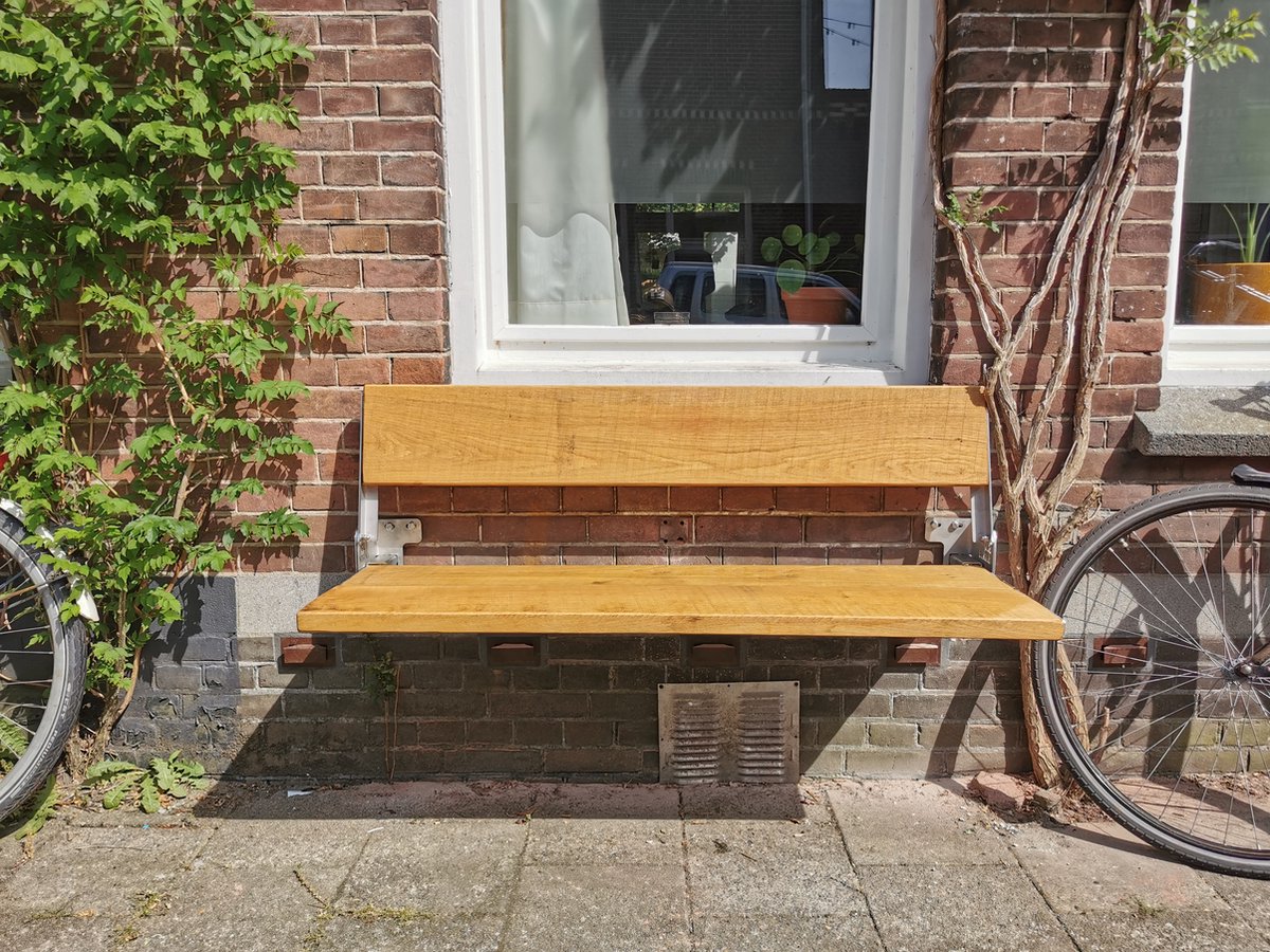 StadBank gevelbank de Echte. De opklapbare EIKEN houten buiten bank met stadicoon de Skyline HAARLEM voor aan de gevel.