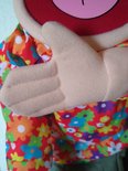Gedetailleerde close-up van de hand van buiksprekpop Cindy met haar bloemenblouse.