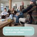 Vier vrienden op een bank, spelen een spel met high-fives, met tekst 'Voel je meer verbonden en minder alleen'.