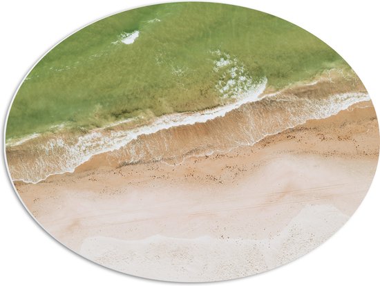 WallClassics - PVC Schuimplaat Ovaal - Groenkleurige Zee aan het Strand - 68x51 cm Foto op Ovaal (Met Ophangsysteem)