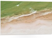 WallClassics - PVC Schuimplaat- Groenkleurige Zee aan het Strand - 75x50 cm Foto op PVC Schuimplaat