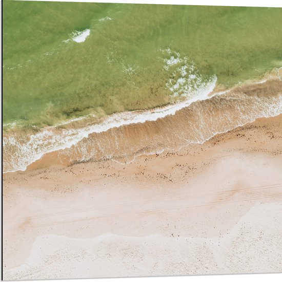WallClassics - Dibond - Groenkleurige Zee aan het Strand - 80x80 cm Foto op Aluminium (Wanddecoratie van metaal)