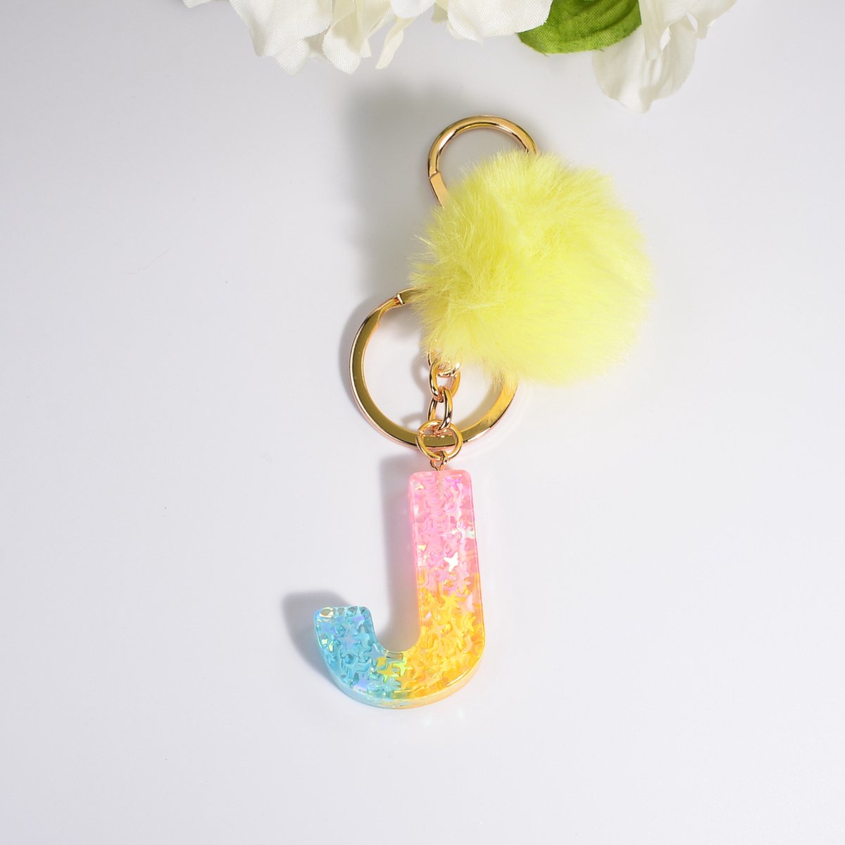 Sleutelhangers of voor je tas van A tot Z - met een pompon of kwastje - met letter - mooi design - handgemaakt - sleutelhangers - design - mode - goud - zwart - blauw - roze- rood