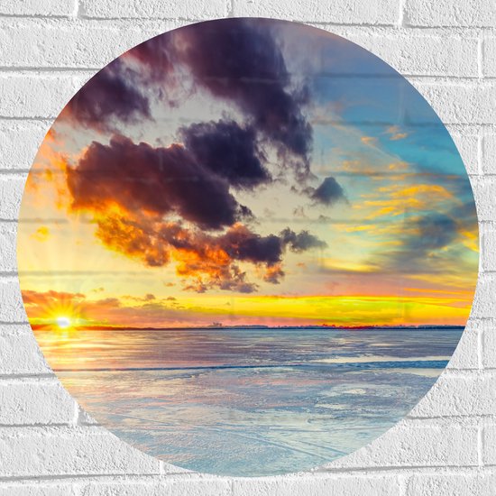 WallClassics - Muursticker Cirkel - Zonnestralen door Meerkleurige Lucht boven het Water - 70x70 cm Foto op Muursticker