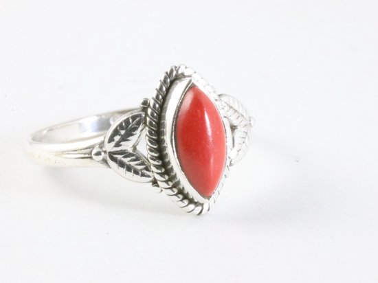 Fijne bewerkte zilveren ring met rode koraal steen