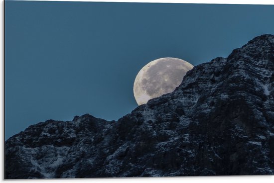 WallClassics - Dibond - Heldere Maan achter Rots - 75x50 cm Foto op Aluminium (Met Ophangsysteem)