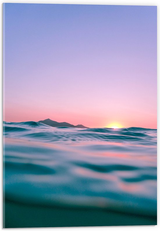 WallClassics - Acrylglas - De Kalme Zee met Paarskleurige Lucht - 40x60 cm Foto op Acrylglas (Met Ophangsysteem)