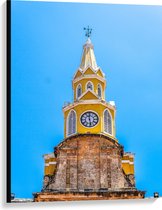 Canvas - Gele Klok Toren onder Blauwe Lucht - 75x100 cm Foto op Canvas Schilderij (Wanddecoratie op Canvas)