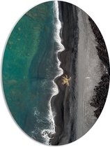 PVC Schuimplaat Ovaal - Blauwe Zee met Zwarte Strand - 51x68 cm Foto op Ovaal (Met Ophangsysteem)