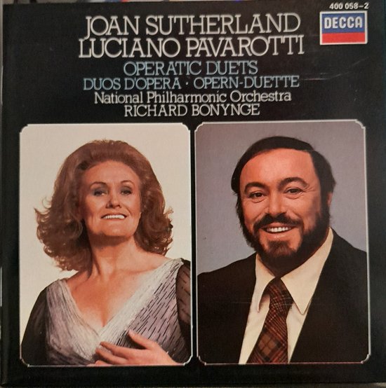 Albumhoes met portretten van Joan Sutherland en Luciano Pavarotti, met tekst "Operatic Duets".