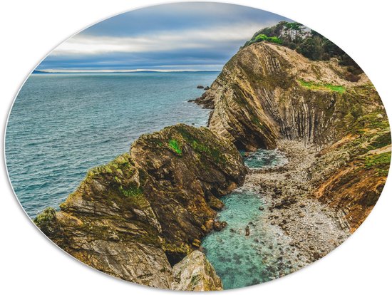 PVC Schuimplaat Ovaal - Baai met Bergen en Zee - 108x81 cm Foto op Ovaal (Met Ophangsysteem)