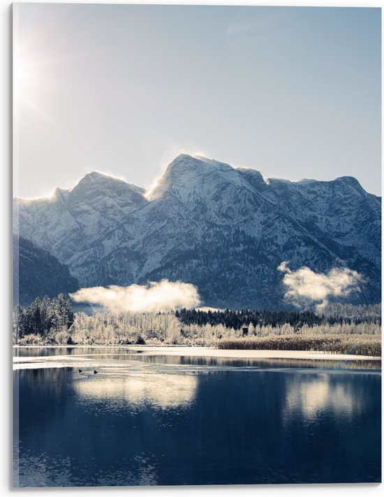 Acrylglas - Berglandschap met Sneeuw en een Meer - 30x40 cm Foto op Acrylglas (Met Ophangsysteem)