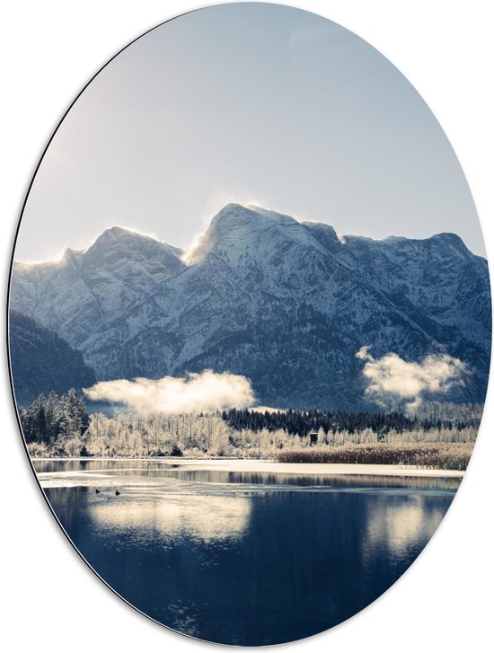 Dibond Ovaal - Berglandschap met Sneeuw en een Meer - 60x80 cm Foto op Ovaal (Met Ophangsysteem)