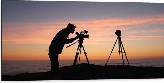 WallClassics - Dibond - Silhouet van Fotograaf aan Oceaan - 100x50 cm Foto op Aluminium (Wanddecoratie van metaal)