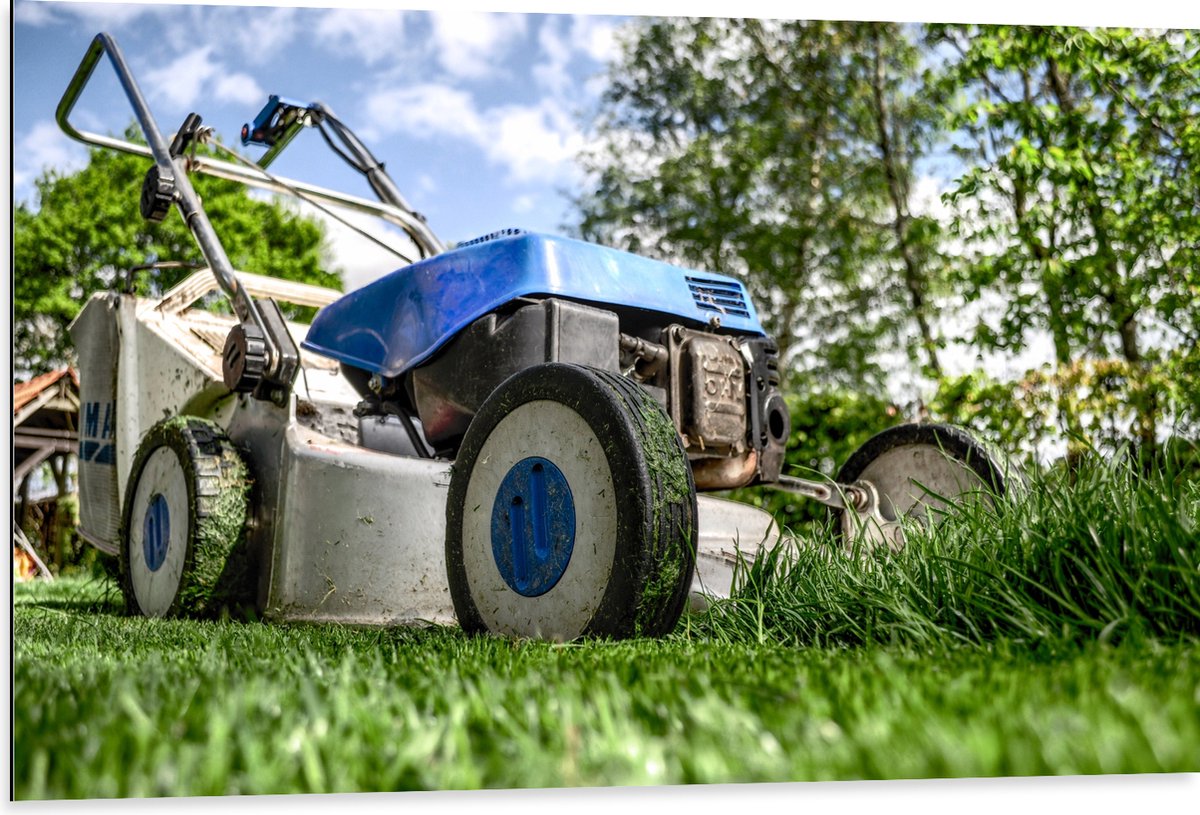 Dibond - Blauw/ Witte Grasmaaier in Actie - 105x70 cm Foto op Aluminium (Wanddecoratie van metaal)