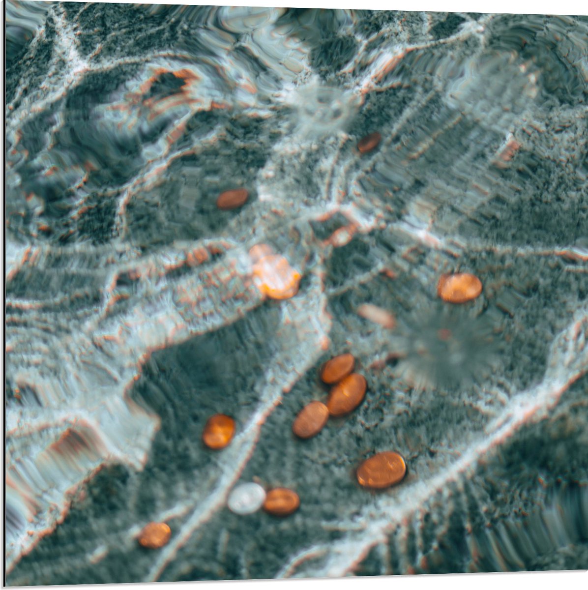 Dibond - Kleingeld op Bodem van Fontein - 80x80 cm Foto op Aluminium (Met Ophangsysteem)