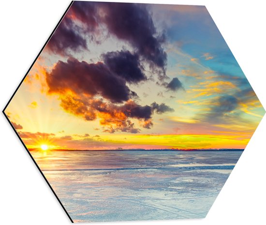 WallClassics - Dibond Hexagon - Zonnestralen door Meerkleurige Lucht boven het Water - 50x43.5 cm Foto op Hexagon (Met Ophangsysteem)