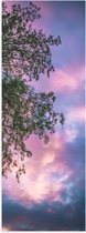 Poster (Mat) - Boom met Paars Blauwe Lucht - 20x60 cm Foto op Posterpapier met een Matte look