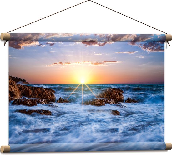 WallClassics - Textielposter - Felkleurige Zonsondergang achter Wilde Zee - 60x40 cm Foto op Textiel